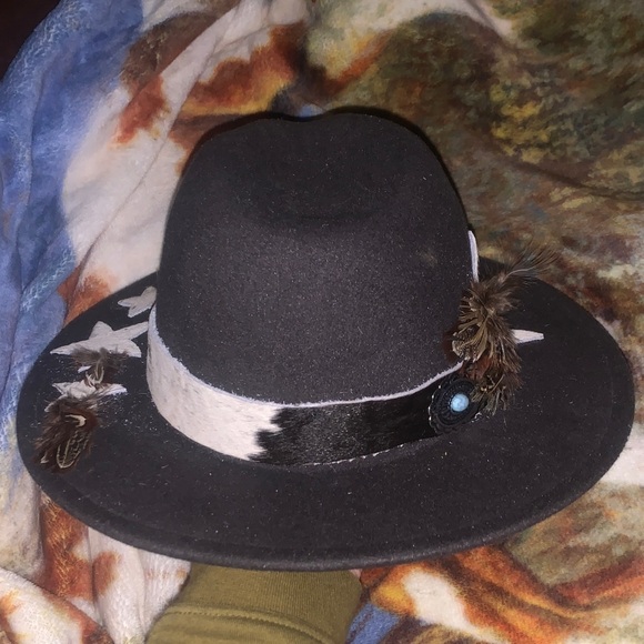 Black Women's Felt Fedora with Feather & Concho Band - Picture 4 of 5